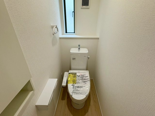 【約19帖の広々LDK♪】高知市中須賀町第1　3号棟新築戸建のトイレ|窓付きで明るく換気も安心。清潔感のあるトイレ空間
