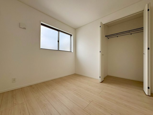 【約19帖の広々LDK♪】高知市中須賀町第1　3号棟新築戸建の洋室|たっぷり収納できるクローゼットで、すっきり暮らせるお部屋