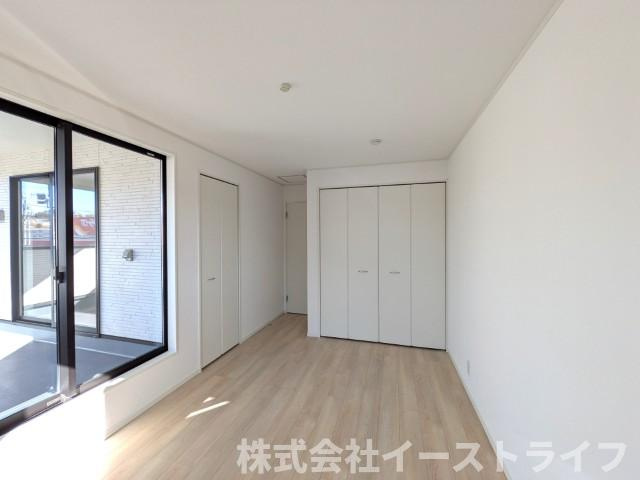 【新築戸建】　いわき市小名浜下神白第3の寝室|1号棟写真　フローリングのお部屋は耐久性があり傷が付きにくいので、一般的な使用ではメンテナンスはあまり必要ありません。また、汚れたらさっとふき取るだけで、きれいな場外を保つことができます。