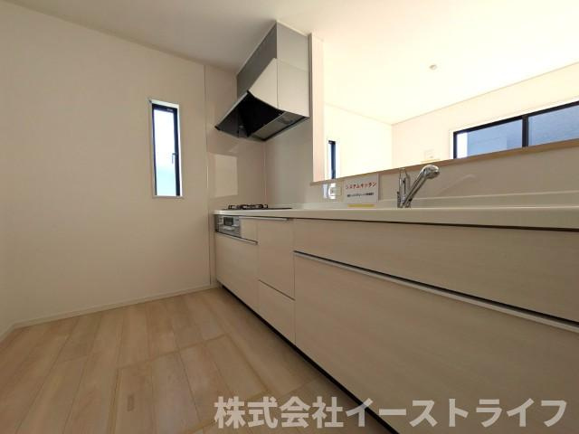 【新築戸建】　いわき市小名浜下神白第3のキッチン|1号棟写真　対面キッチンは家族とのコミュニケーションをとりながらお料理できるのが魅力です♪とくに小さなお子さんを持つご家庭では、調理中もお子さんの様子をみられるので大きな安心に繋がりますね♪