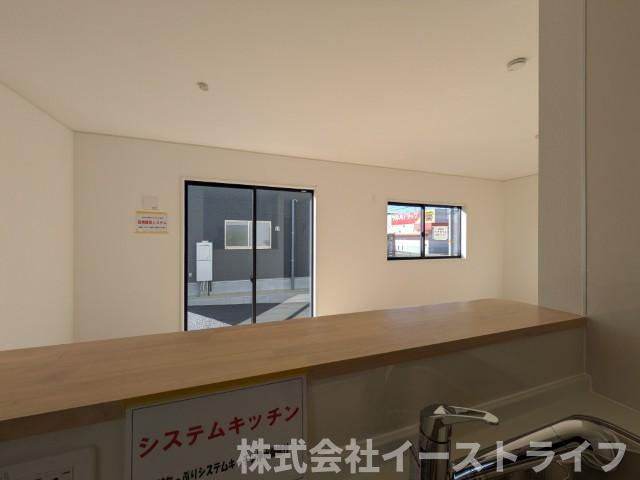 【新築戸建】　いわき市小名浜下神白第3のキッチン|1号棟写真　対面式キッチンなので、リビングルームにいるご家族の様子を見ながら調理ができ、小さなお子様がいるご家庭でも安心です。