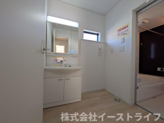 【新築戸建】　いわき市小名浜下神白第3の独立洗面台|1号棟写真　朝の身支度に便利な独立洗面台です。3面鏡で鏡の裏には収納スペースがあり、小物などをすっきり片づけることができます。