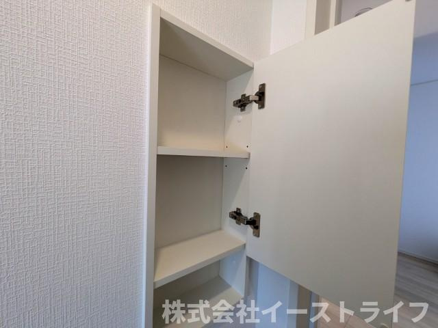 【新築戸建】　いわき市小名浜下神白第3のトイレ|1号棟写真　トイレットペーパーなどを収納できる棚が備え付けてあるので大変便利です！