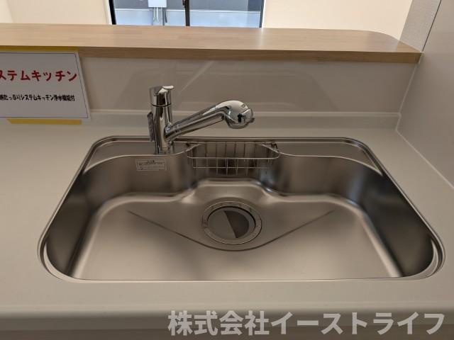 【新築戸建】　いわき市小名浜下神白第3のキッチン|1号棟写真　浄水器一体型水栓です。お掃除がしやすいのもシステムキッチンの魅力です(^^)/