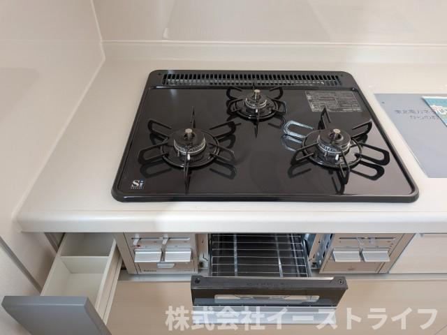 【新築戸建】　いわき市小名浜下神白第3のキッチン|1号棟写真　コンロが3口ついていて、お料理が好きな方にも、時短したい方にも嬉しいです♪調味料入れ、魚焼きグリルも付いています