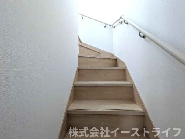 【新築戸建】　いわき市小名浜下神白第3の内装|1号棟写真　階段スペースです。手すりが付いているので安心です。