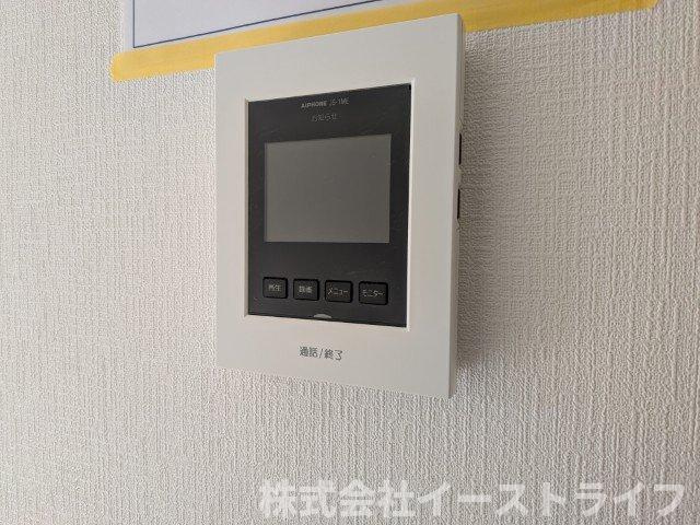 【新築戸建】　いわき市小名浜下神白第3の防犯設備|1号棟写真　テレビモニター付きインターフォンです。玄関のドアを開けることなく来客の顔や声を確認できるため、トラブルの防止につながります。