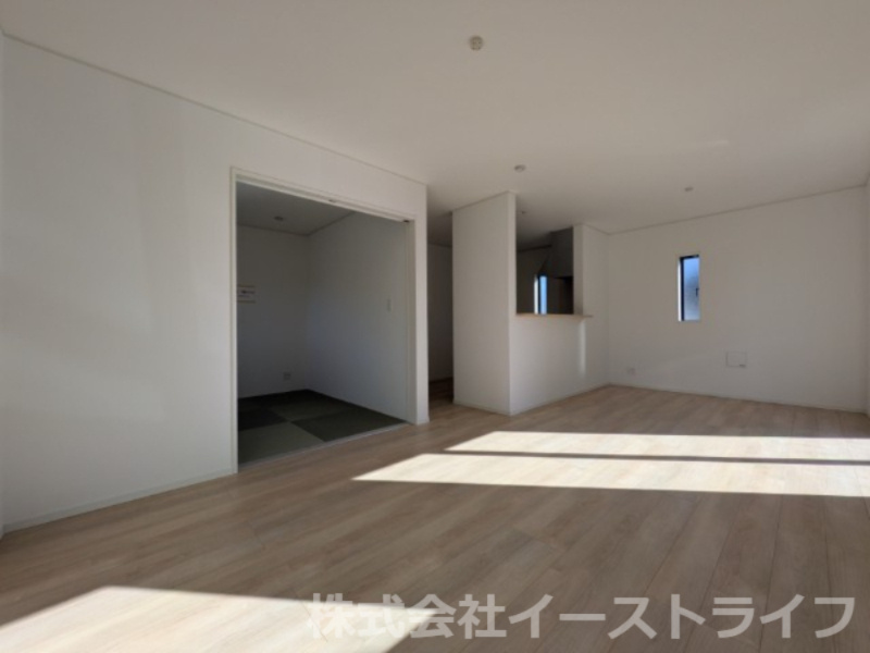 【新築戸建】　いわき市小名浜下神白第3の居間・リビング|1号棟写真　広いリビングは、ご家族でゆっくりくつろぎたい方におすすめです。