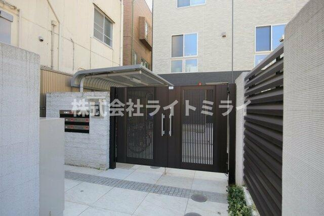 プラハテラス東大前のエントランス| 