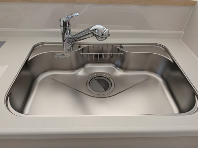【新築戸建】　いわき市郷ヶ丘第8　全2棟のキッチン|同社施工写真　浄水器一体型水栓です◎対面式キッチンなので、リビングルームにいるご家族の様子を見ながら調理ができ、小さなお子様がいるご家庭でも安心です。