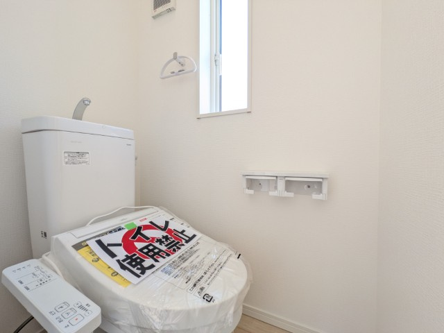 【新築戸建】　いわき市郷ヶ丘第8　全2棟のトイレ|同社施工写真　落ち着いた色調のトイレで、温水洗浄機能付き便座です