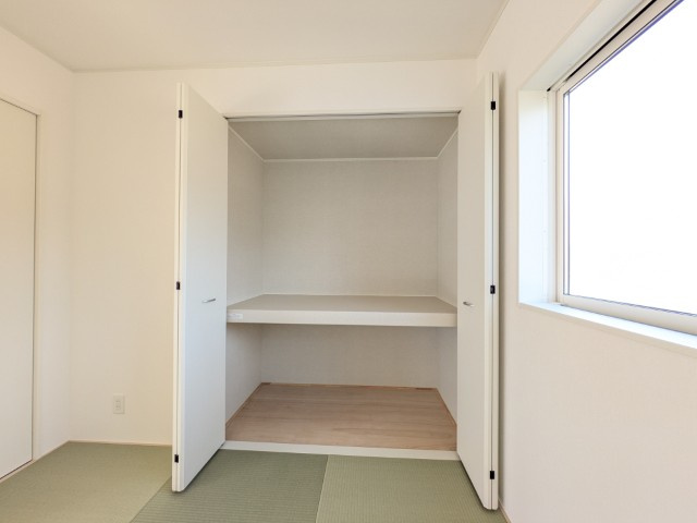 【新築戸建】　いわき市郷ヶ丘第8　全2棟の収納|同社施工写真　和室には押入れが付いてるので、来客用の布団も収納できます！
