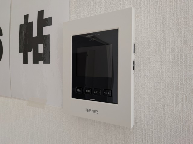 【新築戸建】　いわき市郷ヶ丘第8　全2棟のセキュリティ|同社施工写真　テレビモニター付きインターフォンです。玄関のドアを開けることなく来客の顔や声を確認できるため、トラブルの防止につながります。