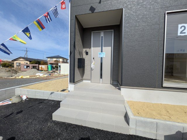 【新築戸建】　いわき市郷ヶ丘第8　全2棟の玄関|同社施工写真　玄関ポーチもある落ち着いた玄関です
