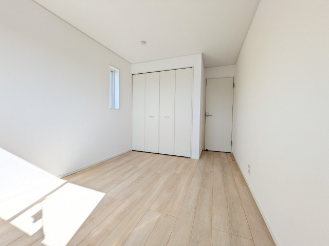 【新築戸建】　いわき市郷ヶ丘第8　全2棟の洋室|同社施工写真　洋室は和室と比べて家具を置いたり敷物を敷いたりと、カスタマイズ性が高いので、自分の好みの部屋にしやすいです♪