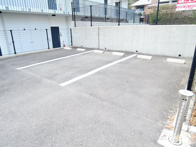 高槻市古曽部町１丁目の賃貸マンションの駐車場