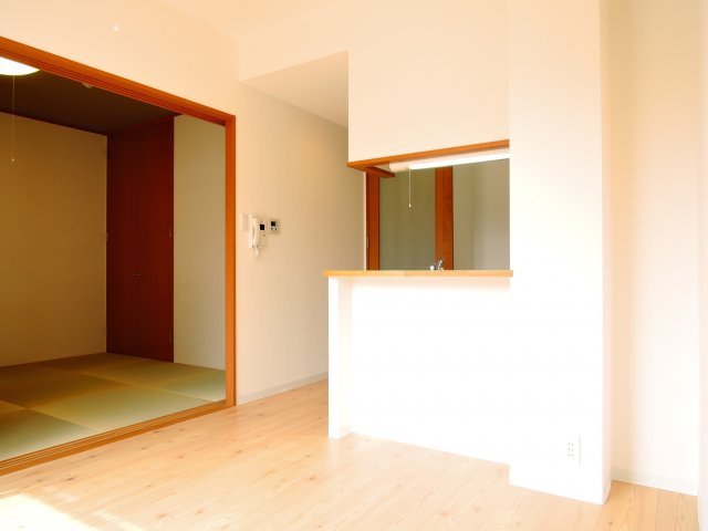 高槻市古曽部町１丁目の賃貸マンションの居間・リビング