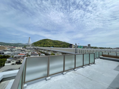 【バルコニー】 | ソレイユ川西グランベール | 広いルーフバルコニーです
周りに高い建物がない為、周囲の目を気にせず過ごせます。