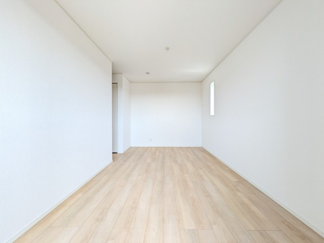 【新築戸建】　いわき市小名浜住吉第5　全4棟の寝室|同社施工写真　フローリングのお部屋は耐久性があり傷が付きにくいので、一般的な使用ではメンテナンスはあまり必要ありません。また、汚れたらさっとふき取るだけで、きれいな場外を保つことができます。