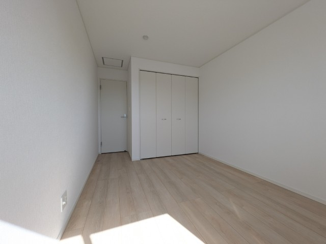 【新築戸建】　いわき市小名浜住吉第5　全4棟の子供部屋|同社施工写真　家具などのインテリアともマッチしておしゃれ感が出しやすく、身の回りの整理がしやすいのも洋室の魅力です◎