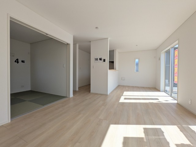 【新築戸建】　いわき市小名浜住吉第5　全4棟の居間・リビング|同社施工写真　広いリビングは、ご家族でゆっくりくつろぎたい方におすすめです。