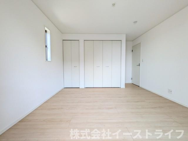 【新築戸建】　いわき市平第21　全2棟の寝室|1号棟写真　フローリングのお部屋は耐久性があり傷が付きにくいので、一般的な使用ではメンテナンスはあまり必要ありません。また、汚れたらさっとふき取るだけで、きれいな場外を保つことができます。