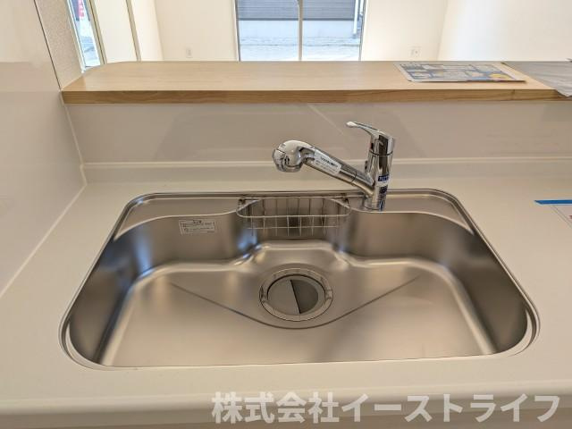 【新築戸建】　いわき市平第21　全2棟のキッチン|1号棟写真　浄水器一体型水栓です◎対面式キッチンなので、リビングルームにいるご家族の様子を見ながら調理ができ、小さなお子様がいるご家庭でも安心です。