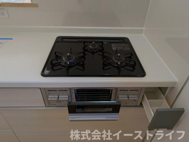 【新築戸建】　いわき市平第21　全2棟のキッチン|1号棟写真　ガス火3口、魚焼きグリル、調味用入れがついています！
