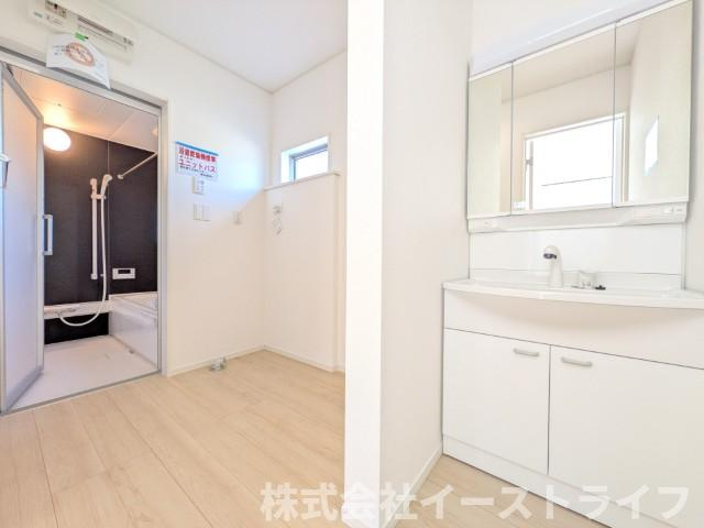 【新築戸建】　いわき市平第21　全2棟の独立洗面台|1号棟写真　朝の身支度に便利な独立洗面台です。3面鏡で鏡の裏には収納スペースがあり、小物などをすっきり片づけることができます。
