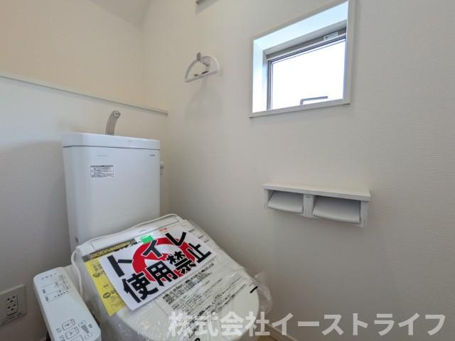 【新築戸建】　いわき市平第21　全2棟のトイレ|1号棟写真　落ち着いた色調のトイレで、温水洗浄機能付き便座です