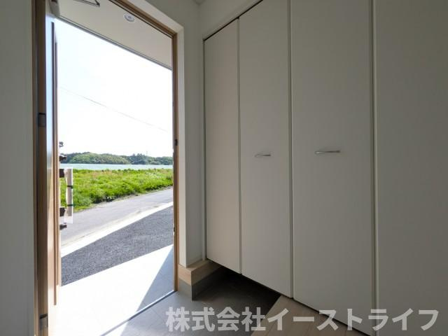 【新築戸建】　いわき市平第21　全2棟の玄関|1号棟写真　玄関収納は天井いっぱいまであり靴の整理に困りません！
