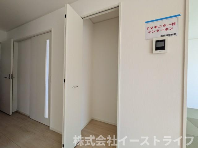 【新築戸建】　いわき市平第21　全2棟の収納|1号棟写真　リビングにも収納があるので散らかりがちなLDKもきれいを保てます！