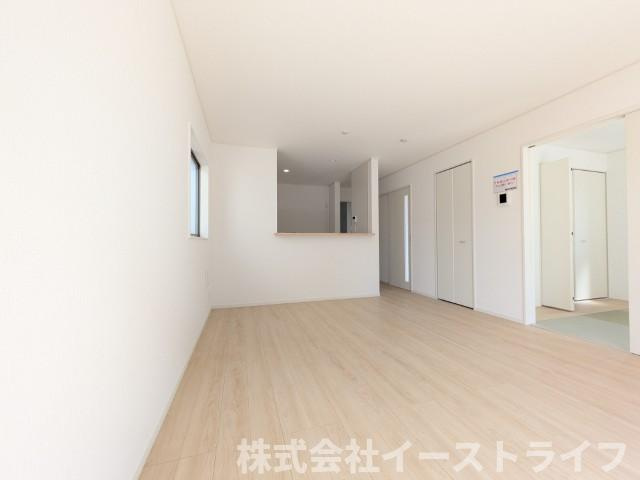 【新築戸建】　いわき市平第21　全2棟の居間・リビング|1号棟写真　広いリビングは、ご家族でゆっくりくつろぎたい方におすすめです。