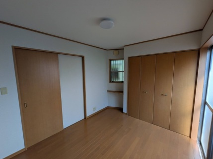 庄1丁目の洋室|木目のフローリングが暖かみのある室内に。明るい寝室で心地のいい朝を迎えられそう。