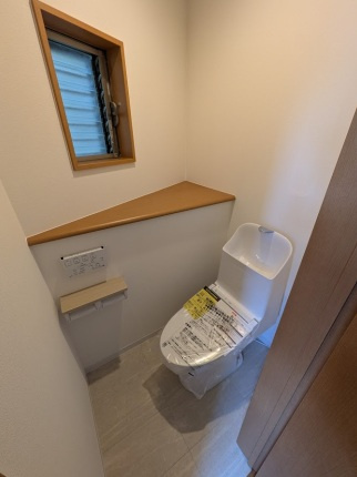 庄1丁目のトイレ|1階・2階にトイレ完備で、家族の使いやすさを重視。待ち時間を減らし、生活動線もスムーズに。暮らしやすさを追求した快適な住まいです