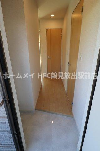 大阪市鶴見区安田２丁目のアパートの玄関