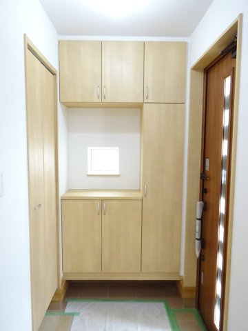 ハートフルタウン前橋市上新田町680番　Ａ号棟の玄関|収納付きの玄関です