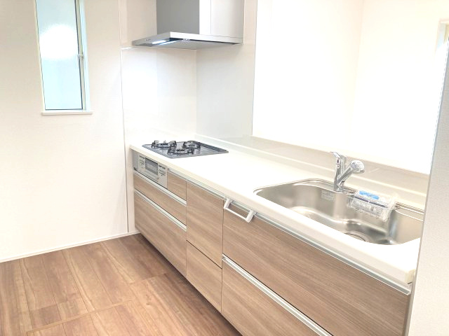 ハートフルタウン前橋市上新田町680番　Ａ号棟のキッチン|人気のカウンターキッチン採用です☆
コンロも３口ご用意しています！調理スペースも広くストレスなくお料理できます。
浄水器つきなので美味しいお水も飲めますよ♪