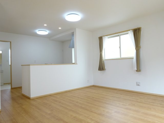 ハートフルタウン前橋市上新田町680番　Ａ号棟の居間・リビング|16帖リビング♪人気の対面式キッチンを配した空間はお好みの家具も合わせやすく、家族がくつろぐ快適な空間造りをサポート。窓からは明るい陽光が差し込みます。