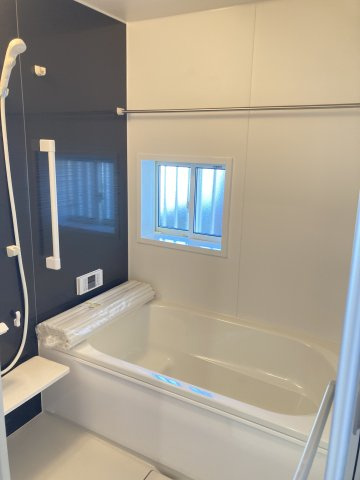 ハートフルタウン前橋市上新田町680番　Ａ号棟の浴室|１坪タイプのフルオートバスです！
足を延ばして入れる広さなので一日の疲れも癒されますよ♪
室内物干しや浴室乾燥機もあるのでお天気の悪い日にはランドリースペースとしてもご利用できます！