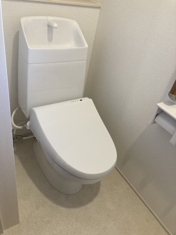 ハートフルタウン前橋市上新田町680番　Ａ号棟のトイレ|1階トイレです。清潔感のある白を基調としています。
温水洗浄・便座暖房機能の付いた快適なトイレです☆
