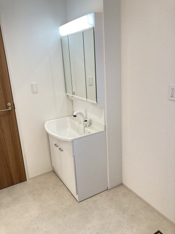 ハートフルタウン前橋市上新田町680番　Ａ号棟の独立洗面台|シャワー水栓付き洗面台で朝の身支度もバッチリです！
洗面台には収納スペースもあり洗面室もすっきり片付きますよ！