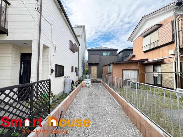 綾瀬市落合南２棟の外観|外壁が周囲の街並みと青空に生えるお洒落な仕上がり！高い建物のないエリアで、青い空が大きく感じますね。
