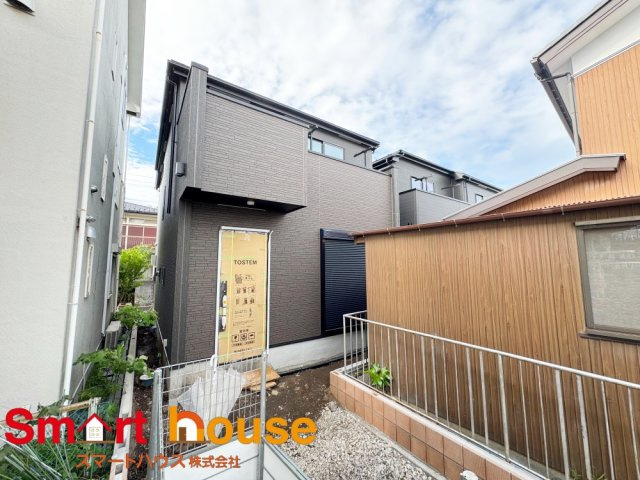 綾瀬市落合南２棟の外観|外壁が周囲の街並みと青空に生えるお洒落な仕上がり！高い建物のないエリアで、青い空が大きく感じますね。
