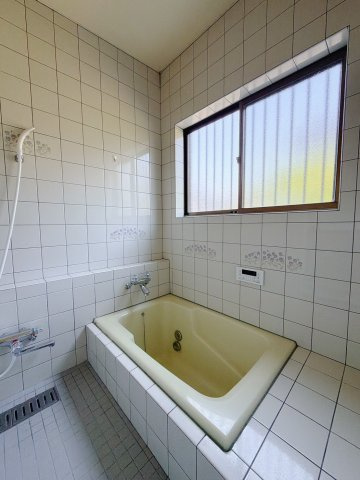 【中古戸建】熊谷市広瀬の浴室|■浴室｜1日の疲れを癒せるお風呂♪大きな窓がついておりますので、湿気で篭りがちなバスルームも換気することができます( ＾＾ )