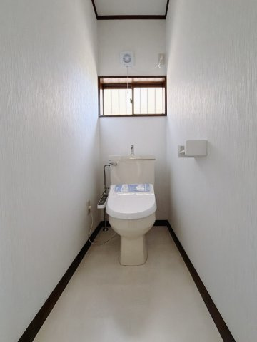 【中古戸建】熊谷市広瀬のトイレ|■トイレ｜白を基調とした清潔感溢れるトイレになっています。トイレには窓がついていますので常に換気をすることができ清潔を保てます。