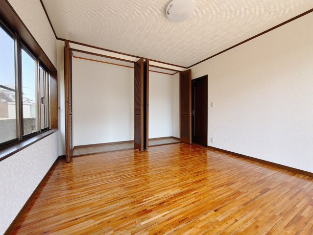 【中古戸建】熊谷市広瀬の洋室|■洋室｜お子様の一人部屋にピッタリな洋室。木のぬくもりを感じるフローリングは、天然木の味わいが時とともに深みを増していきます。また、傷にも強く、フリーワックスでお手入れもラクラクです♪