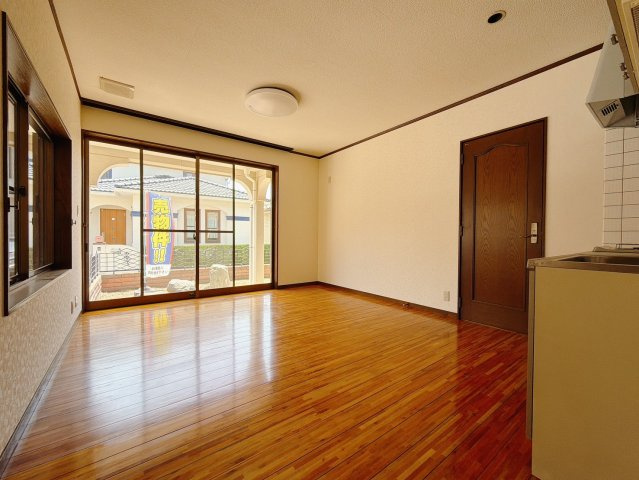 【中古戸建】熊谷市広瀬の洋室|■洋室｜大きい窓からあたたかいたっぷりの光が入ります♪開放的な空間で毎日をもっと快適に(*＾＾*)