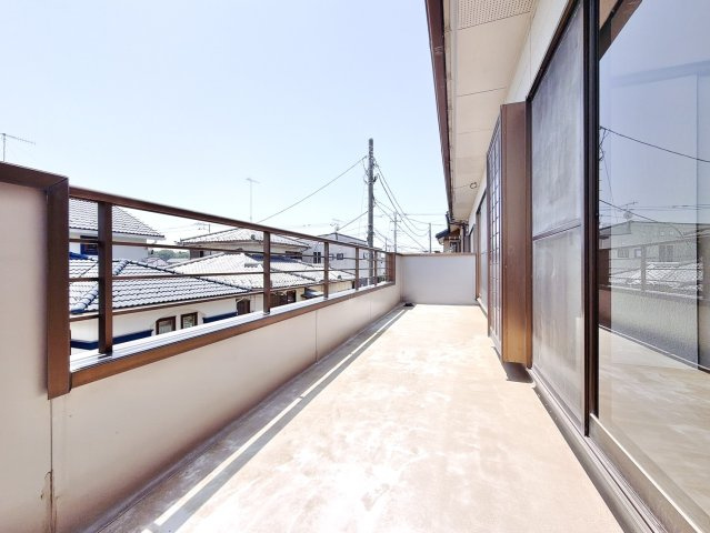 【中古戸建】熊谷市広瀬のバルコニー|■バルコニー｜バルコニーから入る日差しは暖かく、爽快な朝の目覚めを促してくれます♪洗濯物やお布団を干して太陽の香りを吸い込んだお布団で夜はおやすみください。