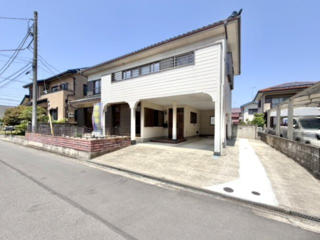 【中古戸建】熊谷市広瀬の前面道路含む現地写真|■外観｜道路幅にゆとりがあることで駐車もしやすく、来客時や複数台利用の際にもストレスを感じにくいのが魅力の一つです♪